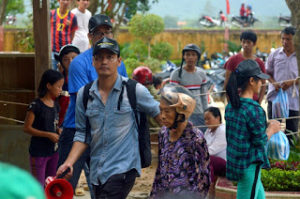 MC Phan Anh , nhân danh chính bản thân mình, đi cứu trợ bão lụt ở miền Trung. Ảnh Internet.