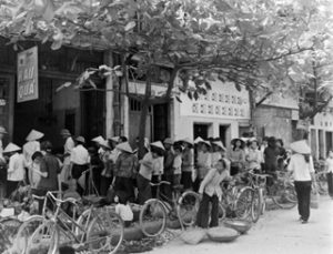 Người dân xếp hàng mua rau quả tại Hà Nội đầu thập niên 80. Ảnh: Internet.
