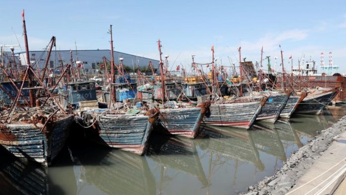 Tàu đánh cá trái phép của Trung Quốc bị lực lượng tuần duyên Hàn Quốc bắt giữ, neo tại cảng Incheon ngày 09/10/2016. Yoon Tae-hyun/Yonhap via REUTERS