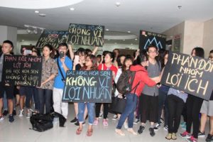 Sinh viên giơ biểu ngữ trước phòng họp của HĐQT mới của Đại học Hoa Sen. Ảnh: Mạnh Tùng