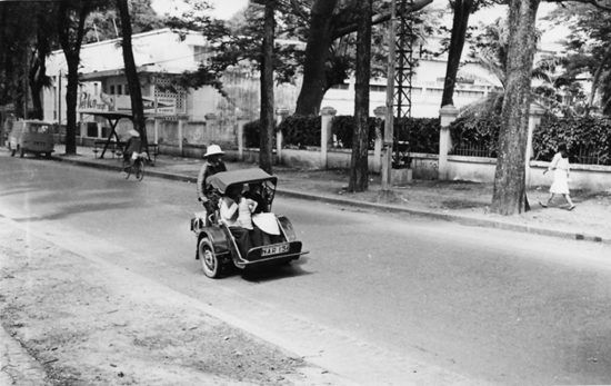 Đường Gia Long, Sài Gòn ngày xưa (nay là đường Lý Tự Trọng), phía trước Trung tâm Văn hóa Pháp.