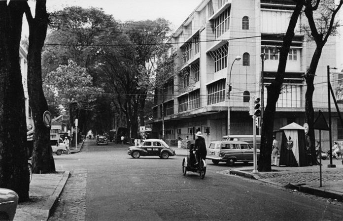Đường Gia Long, Sài Gòn ngày xưa (nay là đường Lý Tự Trọng), phía trước là ngã tư Gia Long - Hai Bà Trưng.