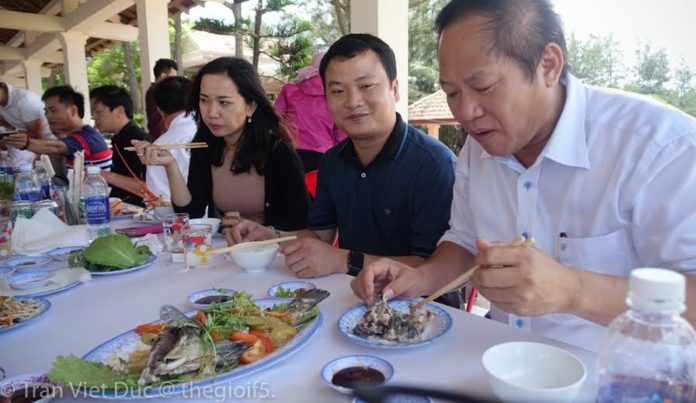 Trương Minh Tuấn (áo trắng) trình diễn màn ăn cá ở Quảng Bình ngay sau vụ Formosa (30/04/2016)