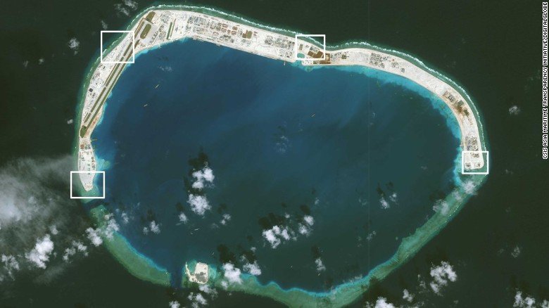 Hình vệ tình gần đây cho thấy Trung Quốc đã thiết lập hệ thống vũ khí trên tất cả 7 đảo nhân tạo trong vùng tranh chấp của Biển Đông. Hình vệ tinh của Đá Vành Khăn chụp ngày 29-11-2016. Chương trình Minh Bạch Hàng Hải Á Châu (AMTI) cho biết là có từ hai đến bốn cấu trúc quân sự đã hoàn tất, với mái che đã phủ lên các hệ thống thiết kế nơi đó. Ảnh: CNN