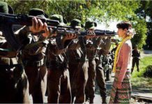 Bà Aung San Suu Kyi trước họng súng.