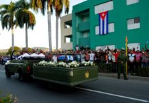 Chiếc xe chở tro cốt Fidel Castro về nơi an táng cuối cùng ngày 3/12/2016.