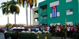 Chiếc xe chở tro cốt Fidel Castro về nơi an táng cuối cùng ngày 3/12/2016.
