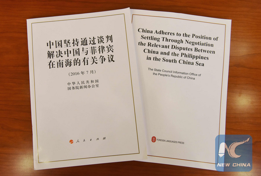 Tài liệu “China Adheres to the Position of Settling Through Negotiation the Relevant Disputes Between China and the Philippines in the South China Sea.” (Ảnh: Xinhua/Chen Yehua)