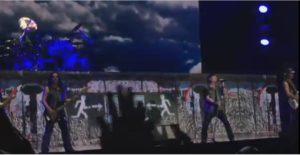 Hà Nội 23.10.2016 Ban nhạc Scorpion với bài „Wind Of Change“ trên nền trang trí của bức tường Berlin