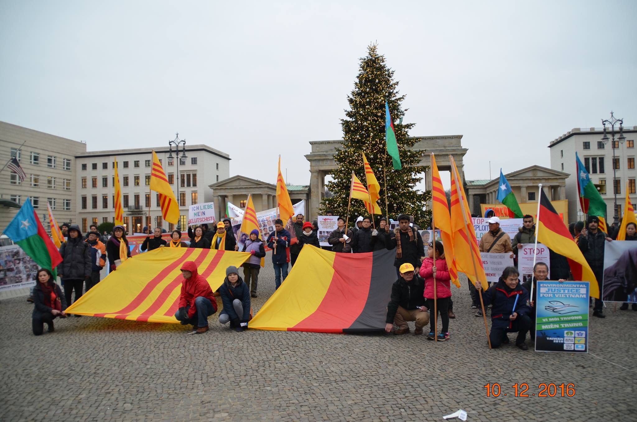 Cộng Đồng Người Việt biểu tình trước Brandenburger Tor nhân ngày Quốc Tế Nhân Quyền 2016