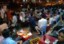 Một con phố Hà Nội về đêm. Hình ảnh "quen thuộc", dễ bắt gặp khắp mọi tỉnh thành Việt Nam hiện nay.