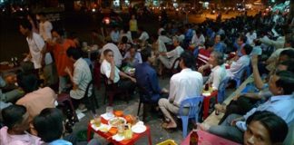 Một con phố Hà Nội về đêm. Hình ảnh "quen thuộc", dễ bắt gặp khắp mọi tỉnh thành Việt Nam hiện nay.