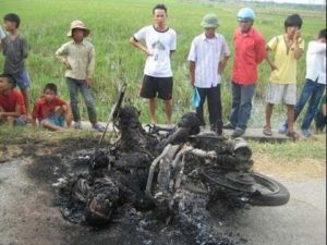 Nguyễn Đình Phong, kẻ trộm chó, bị dân đốt cháy đen bên chiếc xe máy.