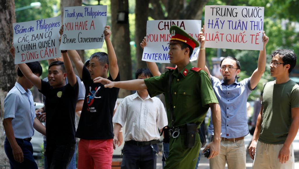 Người dân tại Hà Nội bày tỏ ủng hộ phán quyết của PCA. (Ảnh: Reuters)