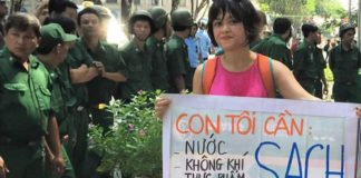 Thông điệp của một bà mẹ trẻ trong một cuộc biểu tình bảo vệ môi trường biển Miền Trung.
