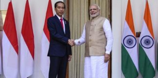 Tổng Thống Indonesia Joko Widodo (phải) và Thủ Tướng Ấn Độ Narendra Modi