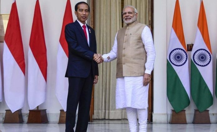 Tổng Thống Indonesia Joko Widodo (phải) và Thủ Tướng Ấn Độ Narendra Modi