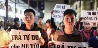 Trịnh Bá Phương và Trịnh Bá Tư, hai con trai của Chị Cấn Thị Thêu trong thánh lễ cầu nguyện tại Nhà thờ Thái Hà tối 27.11.2016. Cả hai người con đều không được vào bên trong dự phiên tòa được nhà cầm quyền nói là công khai.
