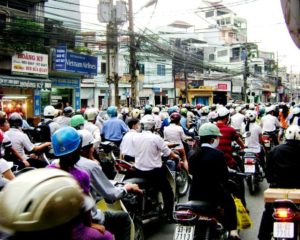 Bạt ngàn xe máy ở Sài Gòn, ai “huỡn” đâu mà đi tìm xe “chính chủ.” (Hình: Văn Lang/Người Việt)
