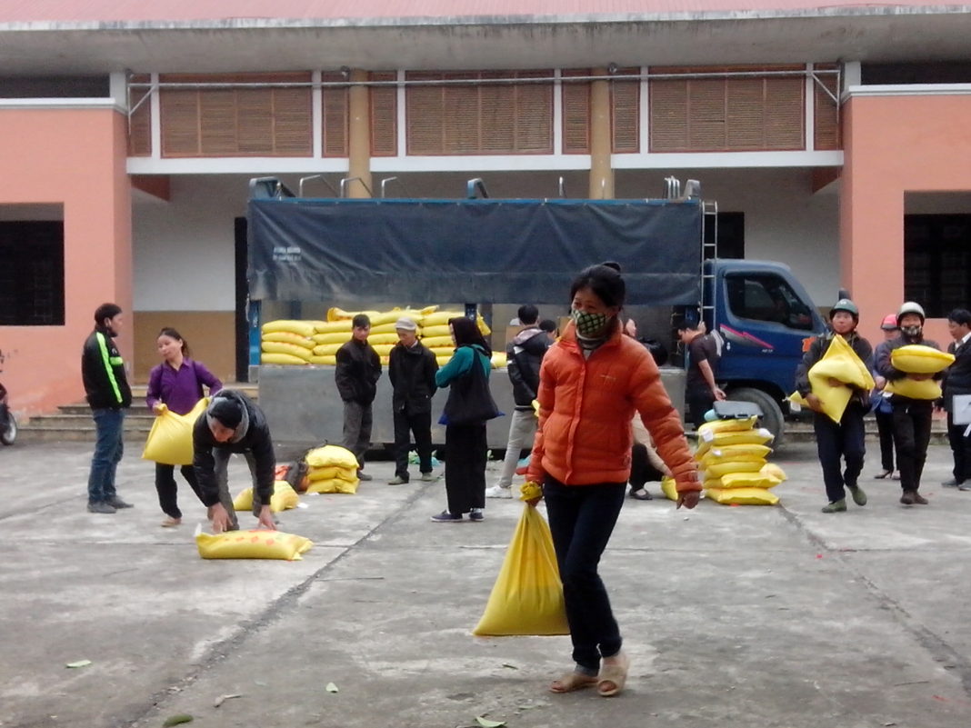 Huyện Ngân Sơn đã tổ chức cấp phát gạo cho những hộ thiếu đói cần cứu trợ lương thực trong dịp Tết Nguyên Đán Ất Mùi 2015.