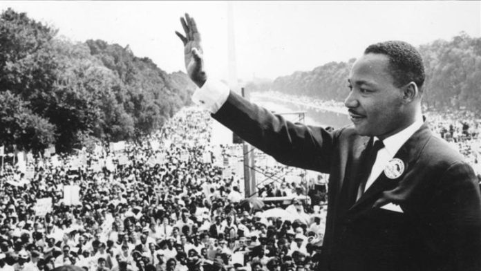 Martin Luther King Jr. - một nhà hoạt động xã hội - đã lãnh đạo phong trào đấu tranh cho dân quyền tại Mỹ từ giữa thập niên 1950 cho đến khi bí ám sát chết năm 1968.