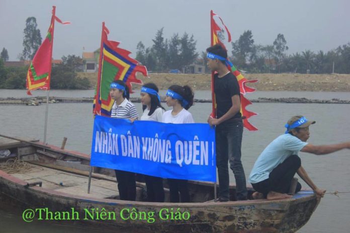 Chiều 14/3/2017, một nhóm người Nghệ An đưa thuyền ra biển tưởng niệm 64 tử sĩ trận Gạc Ma 1988.
