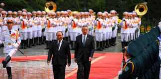 Thủ Tướng Singapore Lý Hiển Long được đón tiếp trọng thể tại Hà Nội hôm 23/3/2017. Ảnh: Cafef.vn