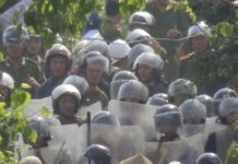 Hàng ngàn cảnh sát cơ động được huy động để trấn áp dân địa phương trong vụ cưỡng chế đất tại Huyện Văn Giang, Tỉnh Hưng Yên hôm 24/4/2012. Ảnh: RFI.