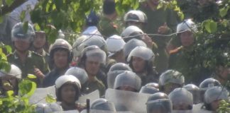 Hàng ngàn cảnh sát cơ động được huy động để trấn áp dân địa phương trong vụ cưỡng chế đất tại Huyện Văn Giang, Tỉnh Hưng Yên hôm 24/4/2012. Ảnh: RFI.