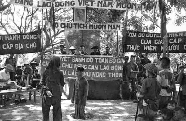 Một màn đấu tố thời cải cách ruộng đất hồi thập niên 50 thế kỷ trước. Ảnh: Blog vietnamsaigon75