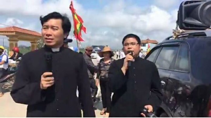 Linh Mục Nguyễn Đình Thục (trái) và LM Đặng Hữu Nam trong một cuộc tuần hành đòi công lý cho nạn nhân bởi thảm họa môi trường do công ty Formosa Hà Tĩnh gây ra. Ảnh: Internet.