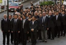 Hơn 1.000 luật sư Hong Kong trong trang phục màu đen tuần hành trong im lặng qua các đường phố hôm 27/6/2014 để phản đối Trung Quốc toan tính can thiệp vào tính độc lập của nền tư pháp Đặc Khu Hong Kong. Ảnh FB Trịnh Vĩnh Phúc/AP