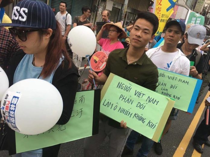 Đông đảo người Việt đã cùng người dân Đài Loan biểu tình hôm 10 Tháng 6 tại Tồ Liêu, Đài Trung, Đài Loan nhằm phản đối Formosa gây ô nhiễm môi trường làm ảnh hưởng tới cuộc sống của người dân ở khắp vùng Yuanlin.