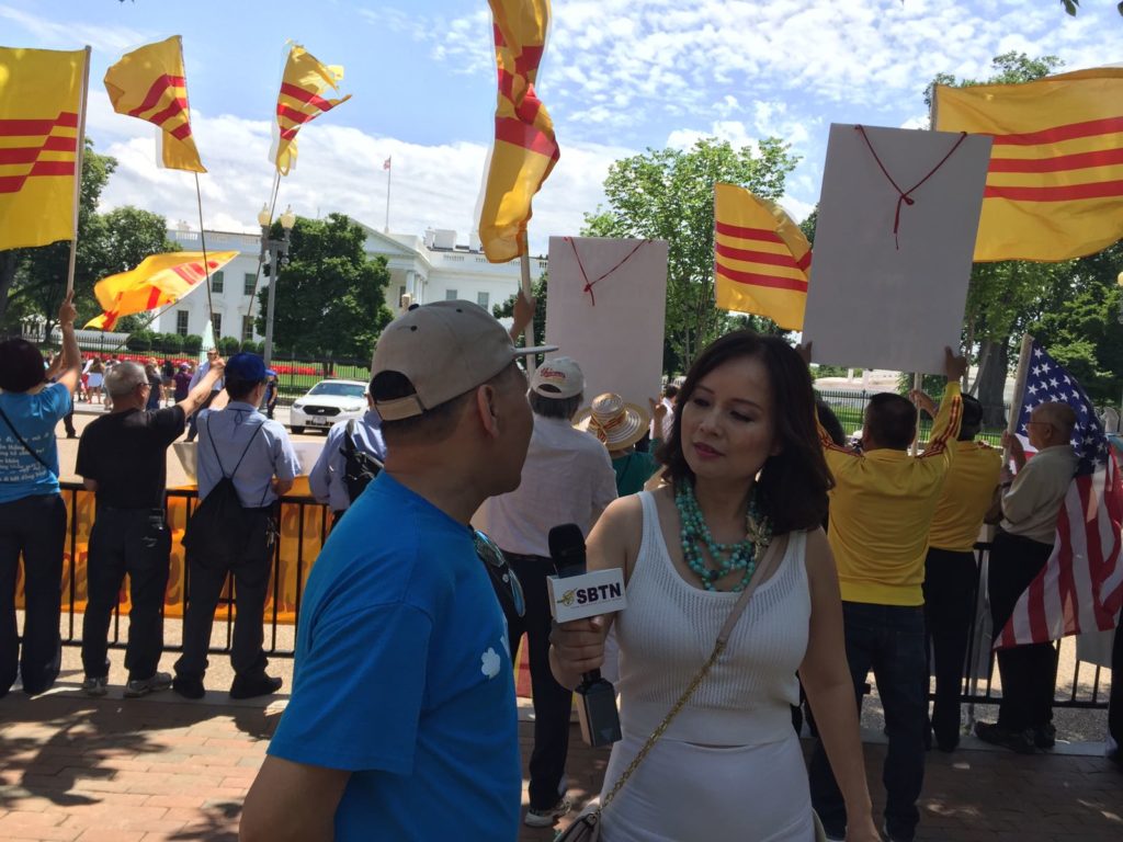Truyền thông phỏng vấn người tham dự cuộc biểu tình phản đối TT CSVN Nguyễn Xuân Phúc trước Nhà Trắng (31/5/2017). Ảnh: CTM Media