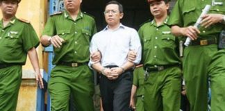 Ông Phạm Minh Hoàng sau phiên tòa năm 2011. Ảnh: VOA/AP