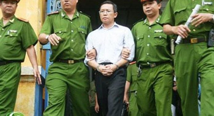 Ông Phạm Minh Hoàng sau phiên tòa năm 2011. Ảnh: VOA/AP