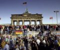Bức tường Berlin sụp đổ năm 1989. Ảnh: The Imaginative Conservative
