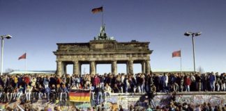 Bức tường Berlin sụp đổ năm 1989. Ảnh: The Imaginative Conservative