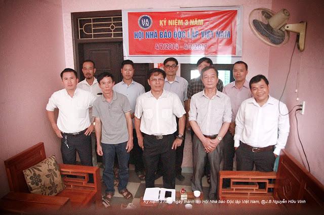 Các hội viên Hội Nhà Báo Độc Lâp Việt Nam tổ chức kỷ niệm 3 năm ngày thành lập Hội hôm 4/7/2017. Ảnh: J.B. Nguyễn Hữu Vinh.