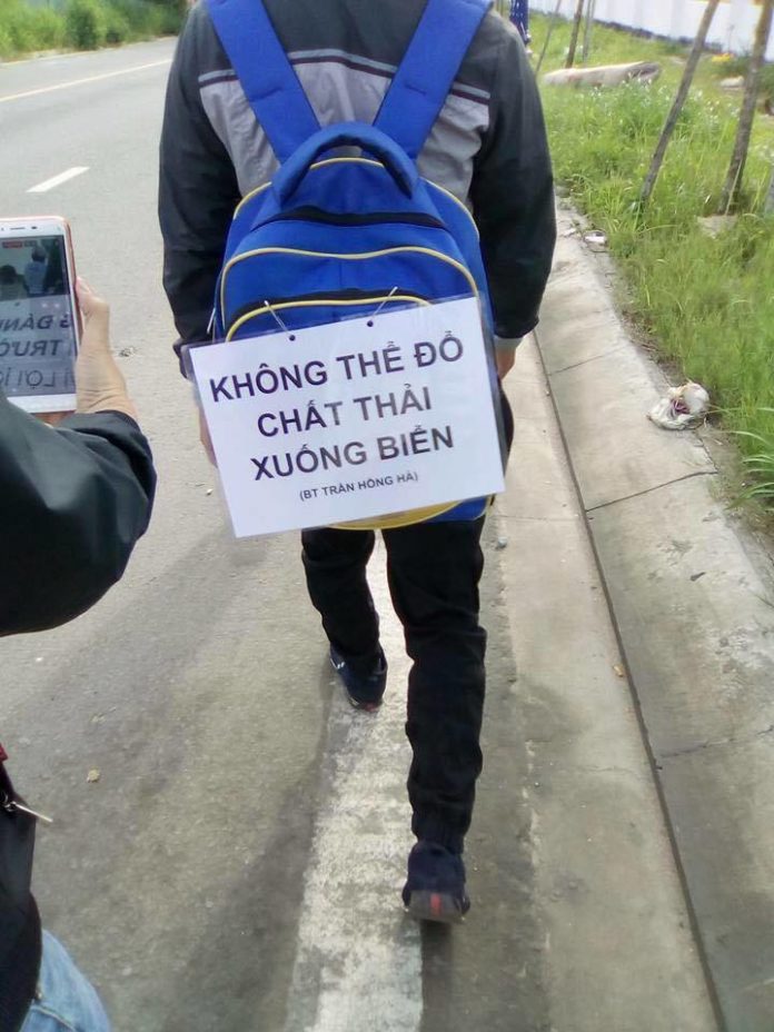 Nhóm người đi bộ từ Sài Gòn ra Bình Thuận mang khẩu hiệu đánh động dư luận quan tâm bảo vệ biển Bình Thuận.
