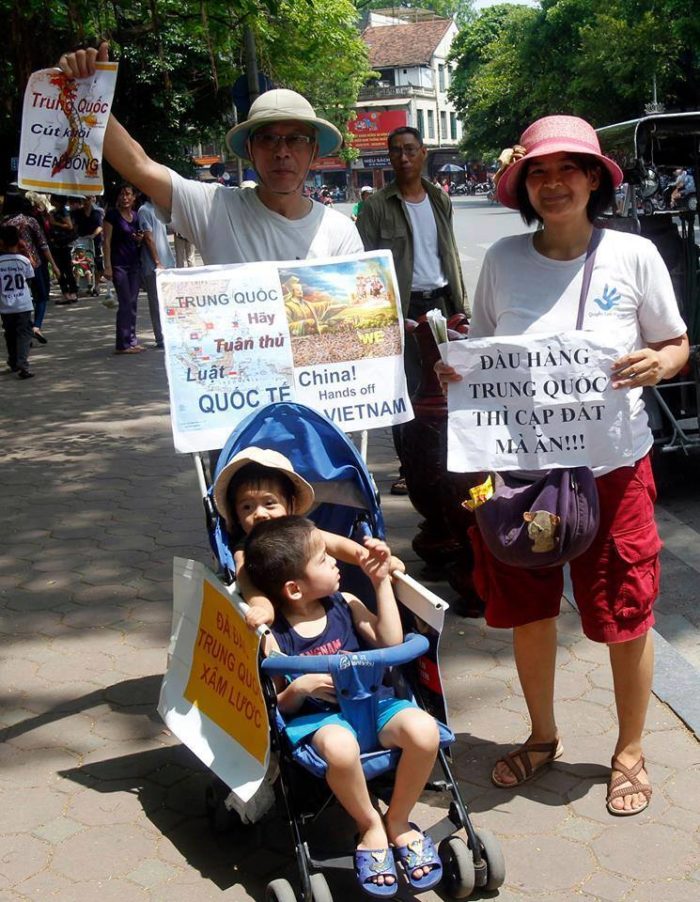 Nhà hoạt động Trần Thị Nga - tức Thúy Nga - cùng chồng và các con trong một cuộc biểu tình phản đối Trung cộng xâm lấn. Ảnh: FB Lê Nguyễn Hương Trà (Cô Gái Đồ Long).