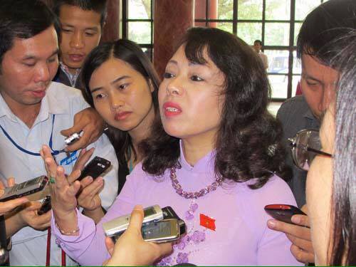 Nguyễn Thị Kim Tiến, Bộ Trưởng Y Tế trả lời phỏng vấn của báo chí.