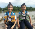 Hai em học sinh Nguyễn Thị Quỳnh Trâm, Nguyễn Thị Ngọc Nhung và áo phao tự chế. Ảnh: Báo Mới