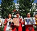 Thân nhân những người bị bắt giữ trong vụ đàn áp được gọi là “709” biểu tình trước Viện Kiểm sát Nhân dân Tối cao ở Bắc Kinh, ngày 7/7/2017. Ảnh: Damir Sagolj/Reuters