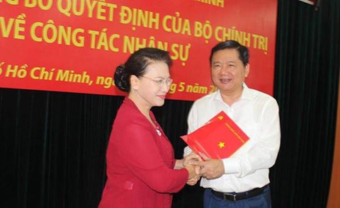 Ông Đinh La Thăng nhận lệnh "thôi giữ chức" bí thư thành ủy TP. HCM ngay sau đại hội 12 đảng CSVN và chưa biết ra sao ngày sau.