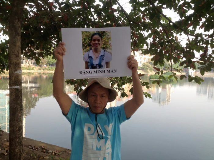 Blogger Trương Dũng với ảnh TNLT Đặng Minh Mẫn, người đang bị giam giữ với bản án 8 năm tù giam. Ảnh: FB Trương Dũng.