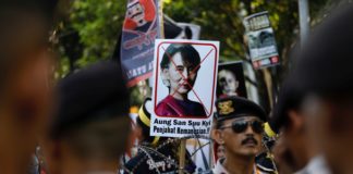 Aung San Suu Kyi bị coi là nỗi thất vọng của những người yêu dân chủ ở Myanmar khi im lặng trước vấn đề diệt chủng người Rohingya. Ảnh: Darren Whiteside/Reuters