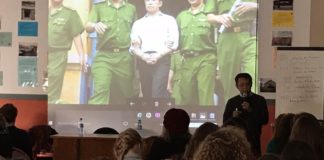 GS Phạm Minh Hoàng trình bày về quyền tự do ngôn luận và trả lời các câu hỏi của học sinh liên quan đến các nhà đấu tranh dân chủ Việt Nam tại một trường học cấp 3 ở vùng Tây Bắc nước, Pháp.