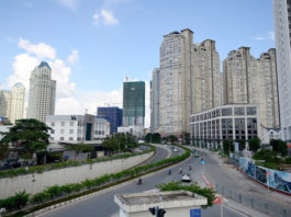 Chỉ dài 3 km nhưng đường Nguyễn Hữu Cảnh "gánh" tới 4 khu phức hợp với gần 20.000 căn hộ. Riêng hai khu phức hợp của Tập đoàn Vingroup chiếm tới 15.000 căn hộ. Ảnh và lời chú thích: Zing