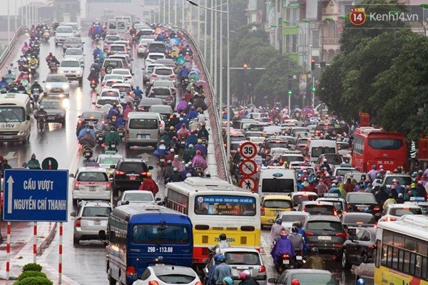 Khu vực cầu vượt Nguyễn Chí Thanh và đường Láng (Hà Nội) luôn trong tình trạng đông đúc và sẵn sàng kẹt xe. Ảnh: Kênh14/VNTB